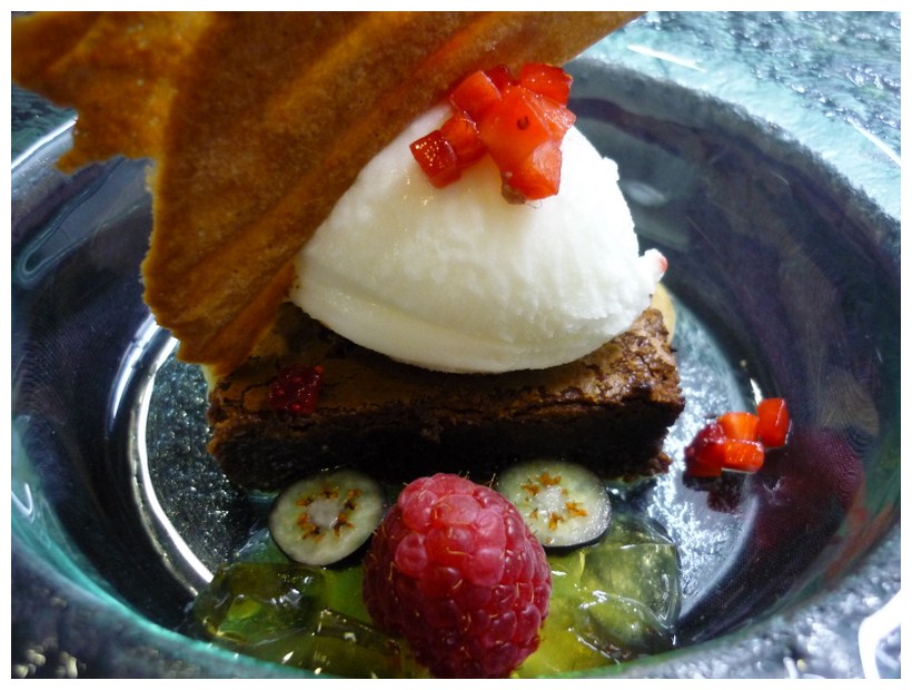 A Tu Gusto en Valencia brownie de chocolate con helado de canela y frutos rojos